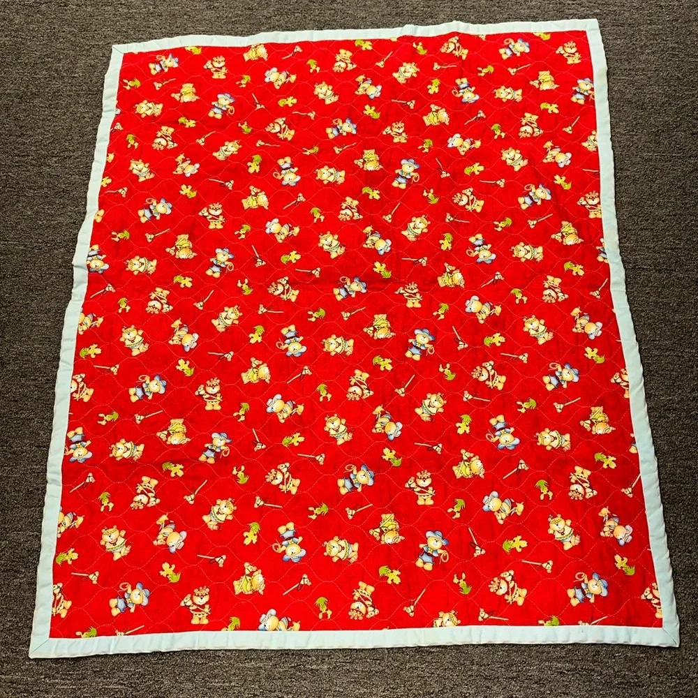 Vintage homemade baby quilt with‎ teddy bears super cute!!! Unisex